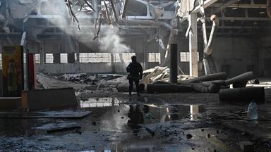 Ein ukrainischer Feuerwehrmann arbeitet in der Werkstatt eines privaten Unternehmens nach einem russischen Drohnenangriff in Charkiw am 22. April 2025