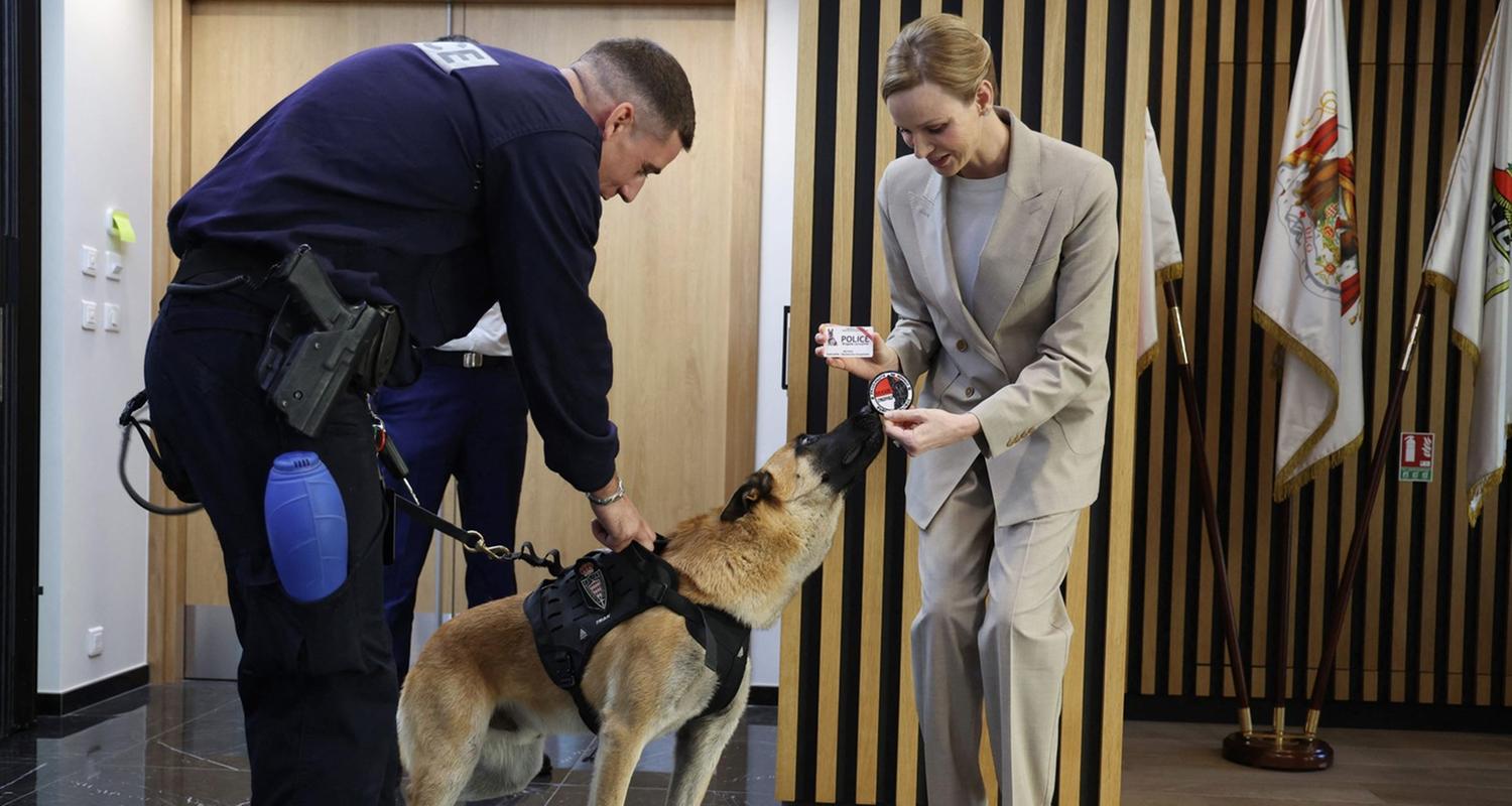 Die Fürstin von Monaco besuchte die neuen Hundestaffel der monegassischen öffentlichen Sicherheit. 