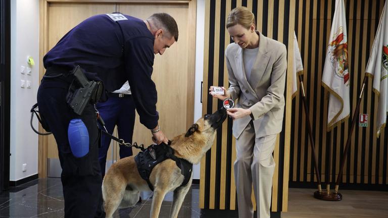 Die Fürstin von Monaco besuchte die neuen Hundestaffel der monegassischen öffentlichen Sicherheit. 