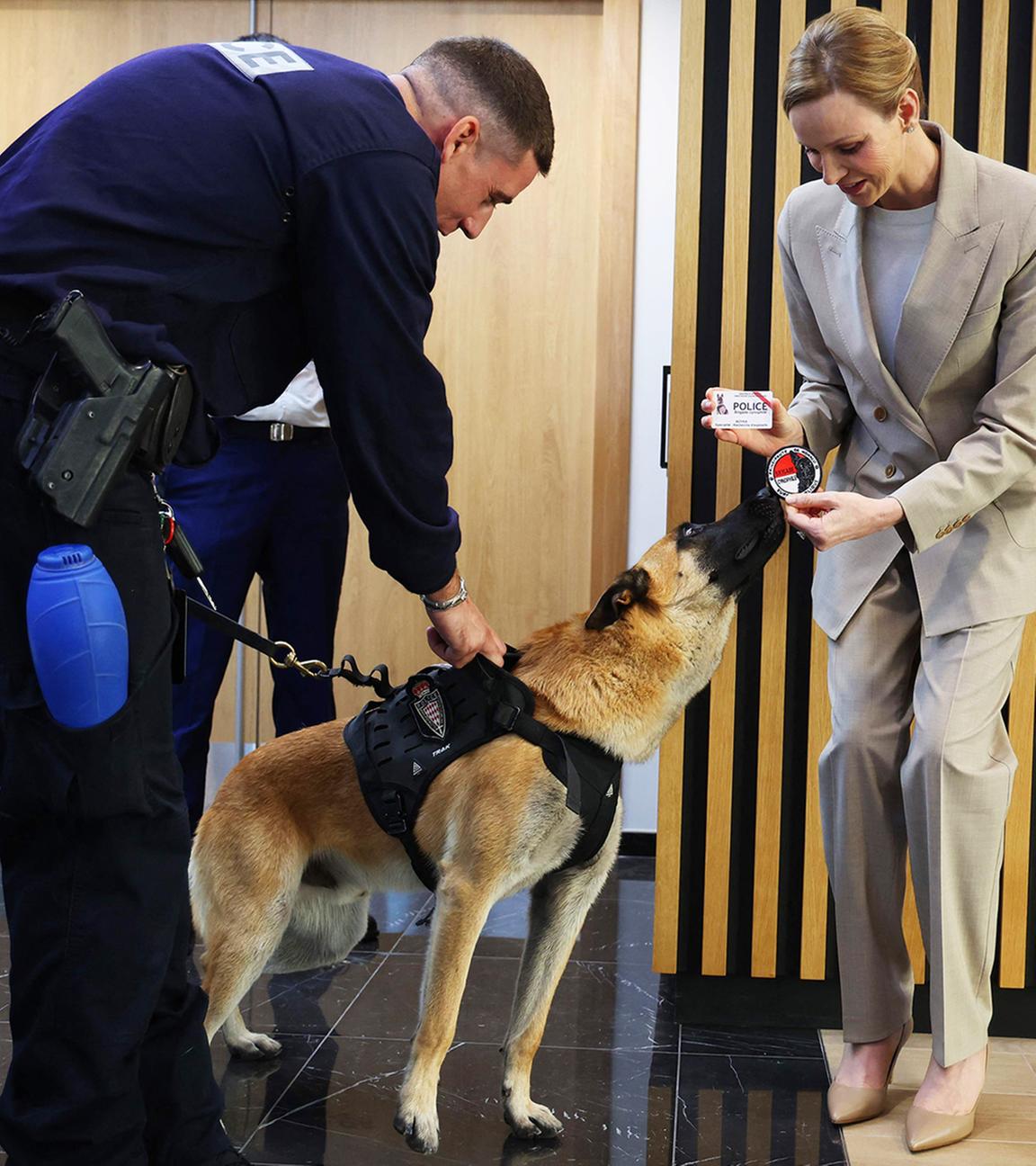 Fürstin Charlène hat den Ruf, eher unterkühlt zu sein. Doch beim Besuch der monegassischen Hundestaffel rang ein Vierbeiner ihr ein Lächeln ab – royale Fans sind begeistert. (28.10.2025) 