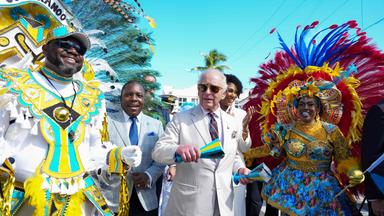 Das Bild zeigt König Charles inmitten des Karnevals auf den Bahamas