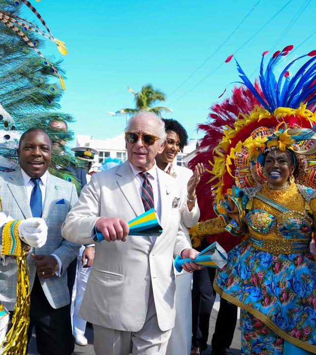 Das Bild zeigt König Charles inmitten des Karnevals auf den Bahamas