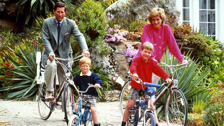 Prinz Charles mit Diana und Prinz Harry und Prinz William