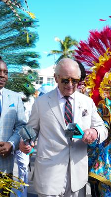 König Karl III. schließt sich einer Junkanoo-Parade während eines Besuchs auf den Bahamas an. 