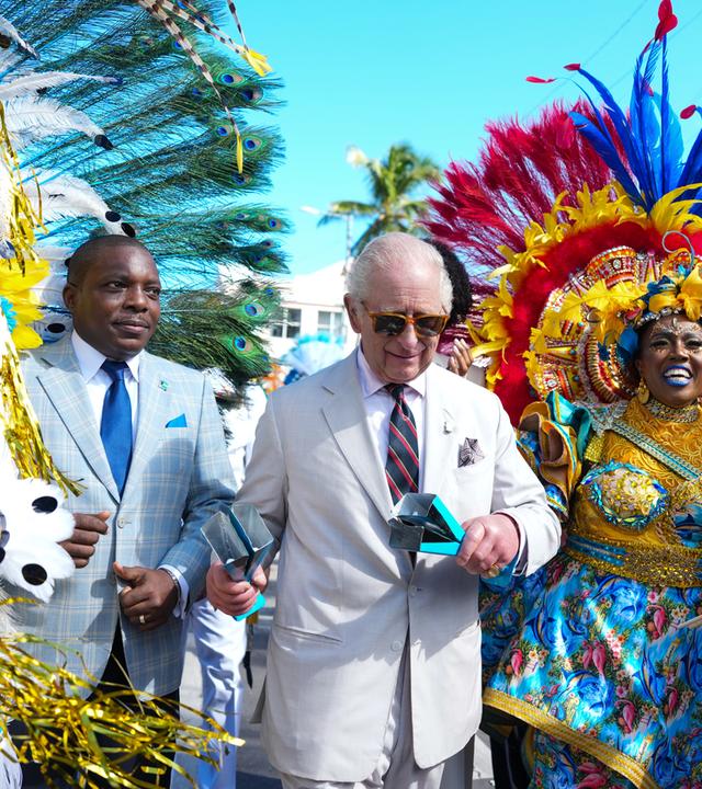 König Karl III. schließt sich einer Junkanoo-Parade während eines Besuchs auf den Bahamas an. 