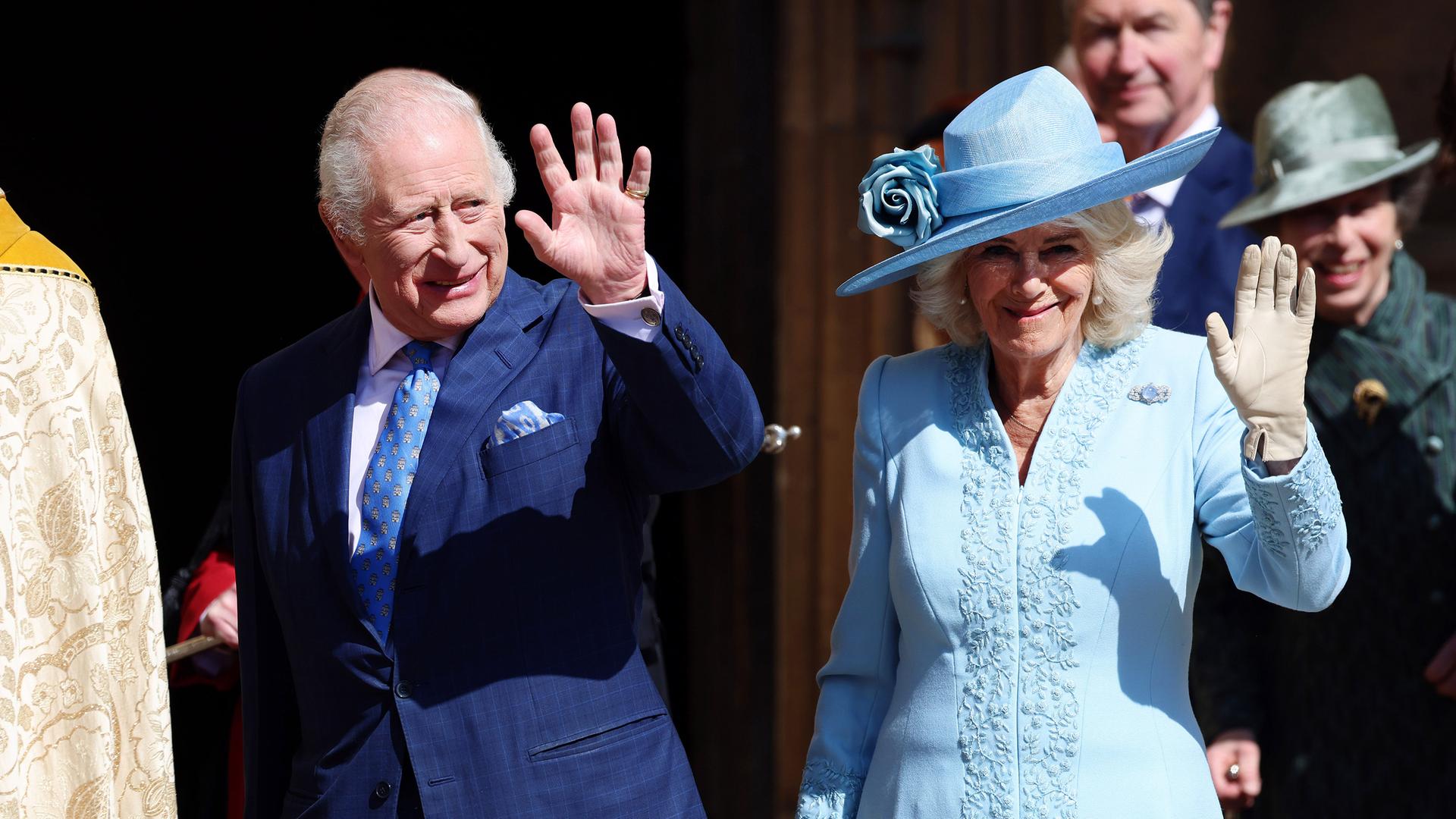 König Charles und Königin Camilla winken nach der Ostermesse in Windsor