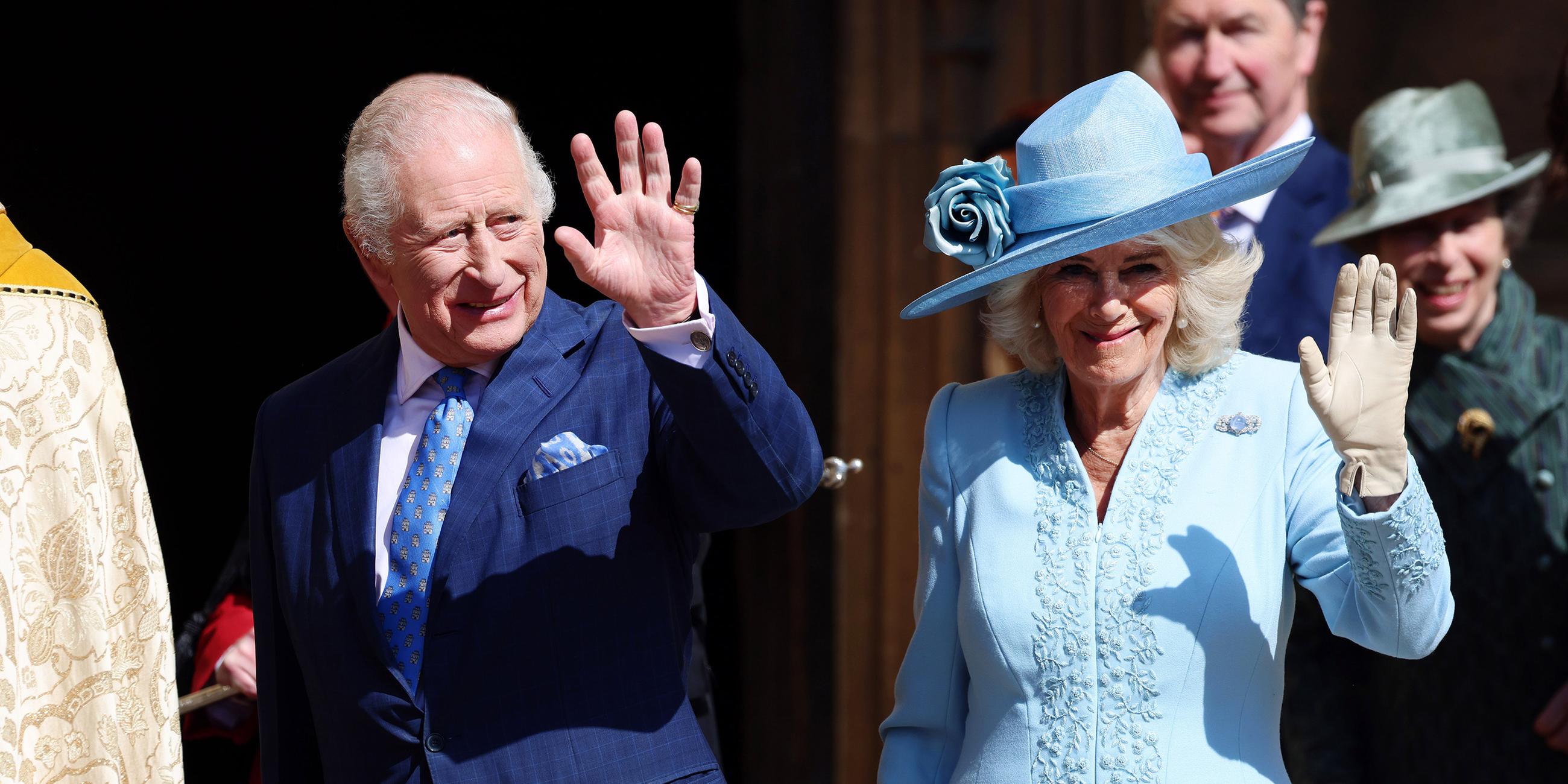 König Charles und Königin Camilla winken nach der Ostermesse in Windsor