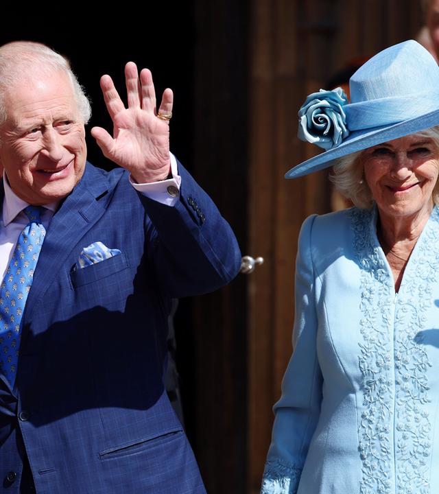 König Charles und Königin Camilla winken nach der Ostermesse in Windsor