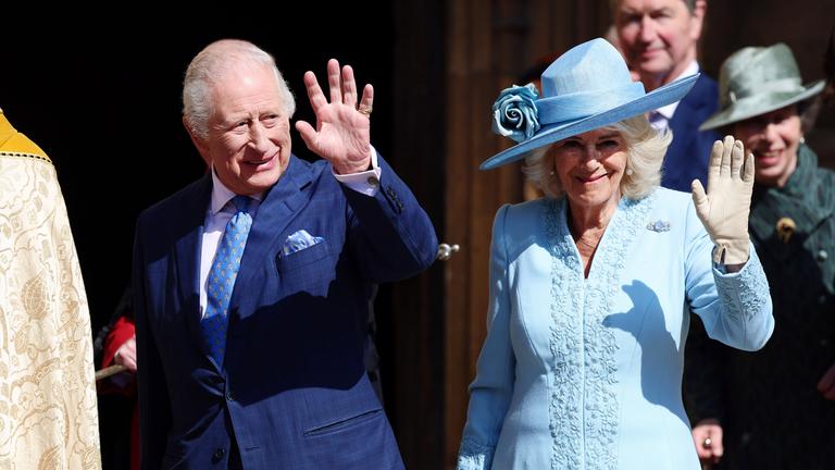König Charles und Königin Camilla winken nach der Ostermesse in Windsor