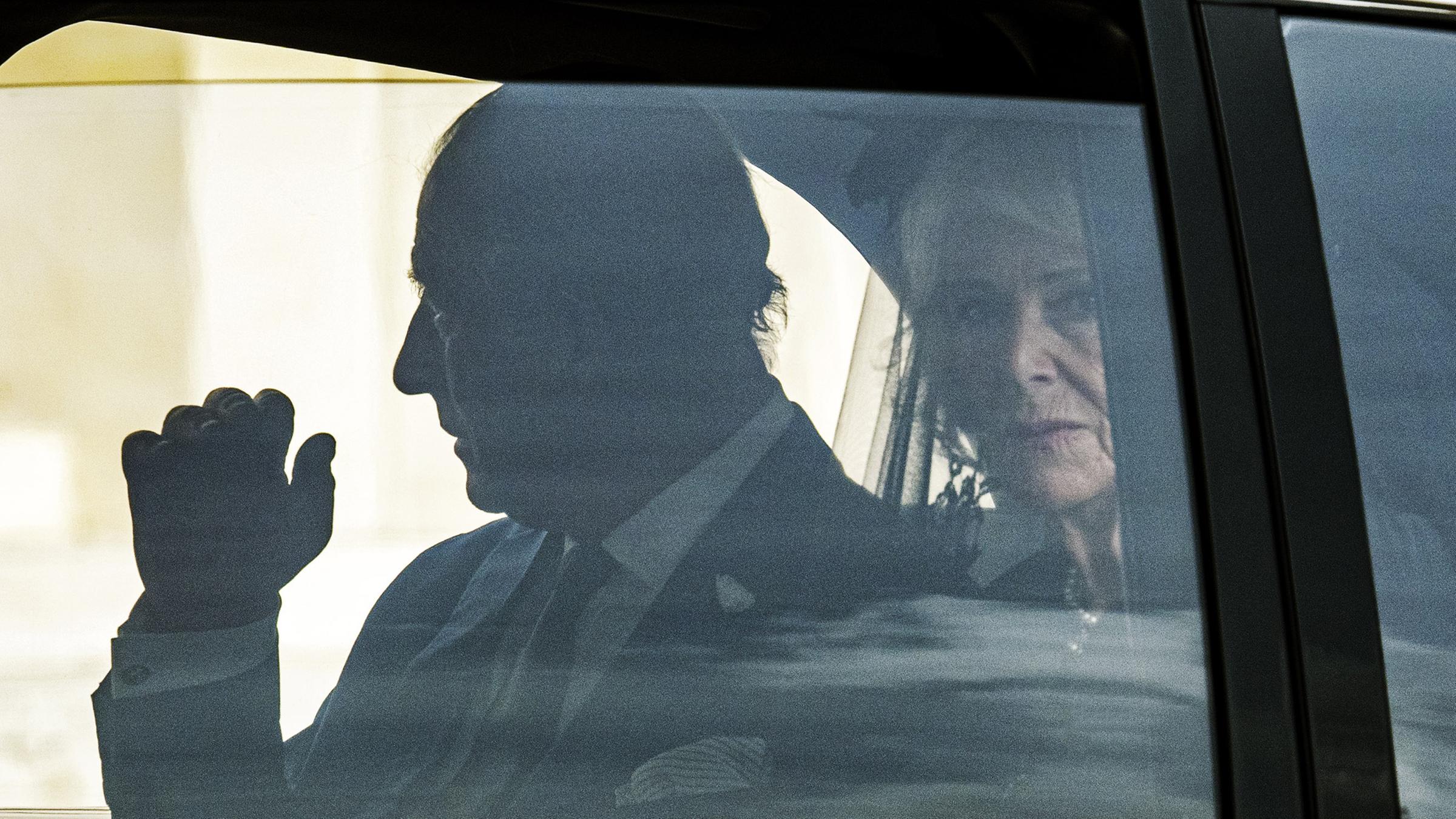 King Charles und Königin Camilla sitzen in einem Auto. (Archiv)