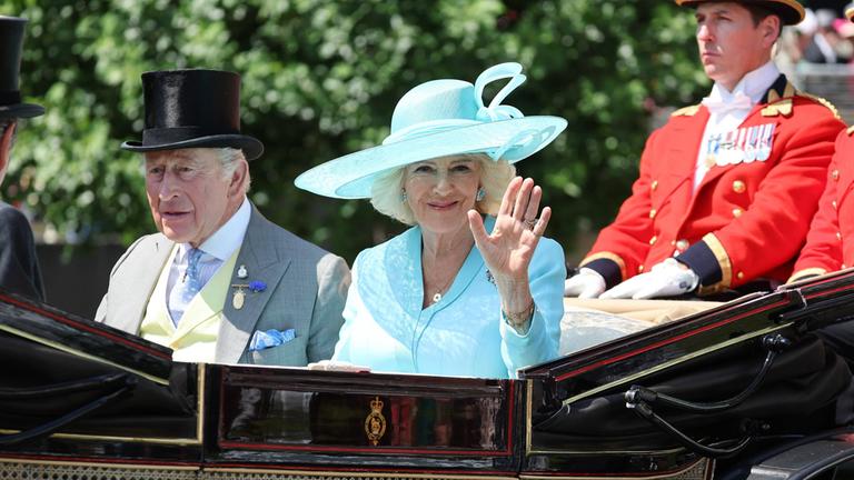 King Charles und Königin Camilla sind in einer Pferdekutsche während des Royal Ascot zu sehen. 