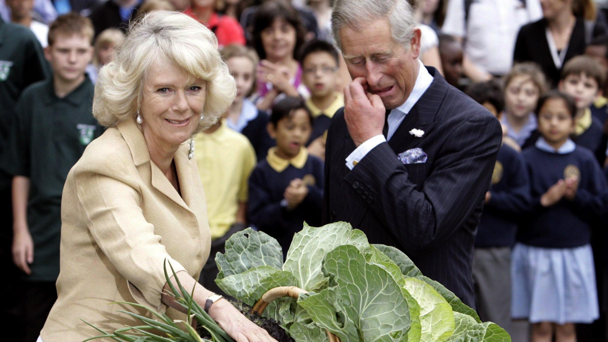 Charles und Camilla mit einem Geschenkkorb
