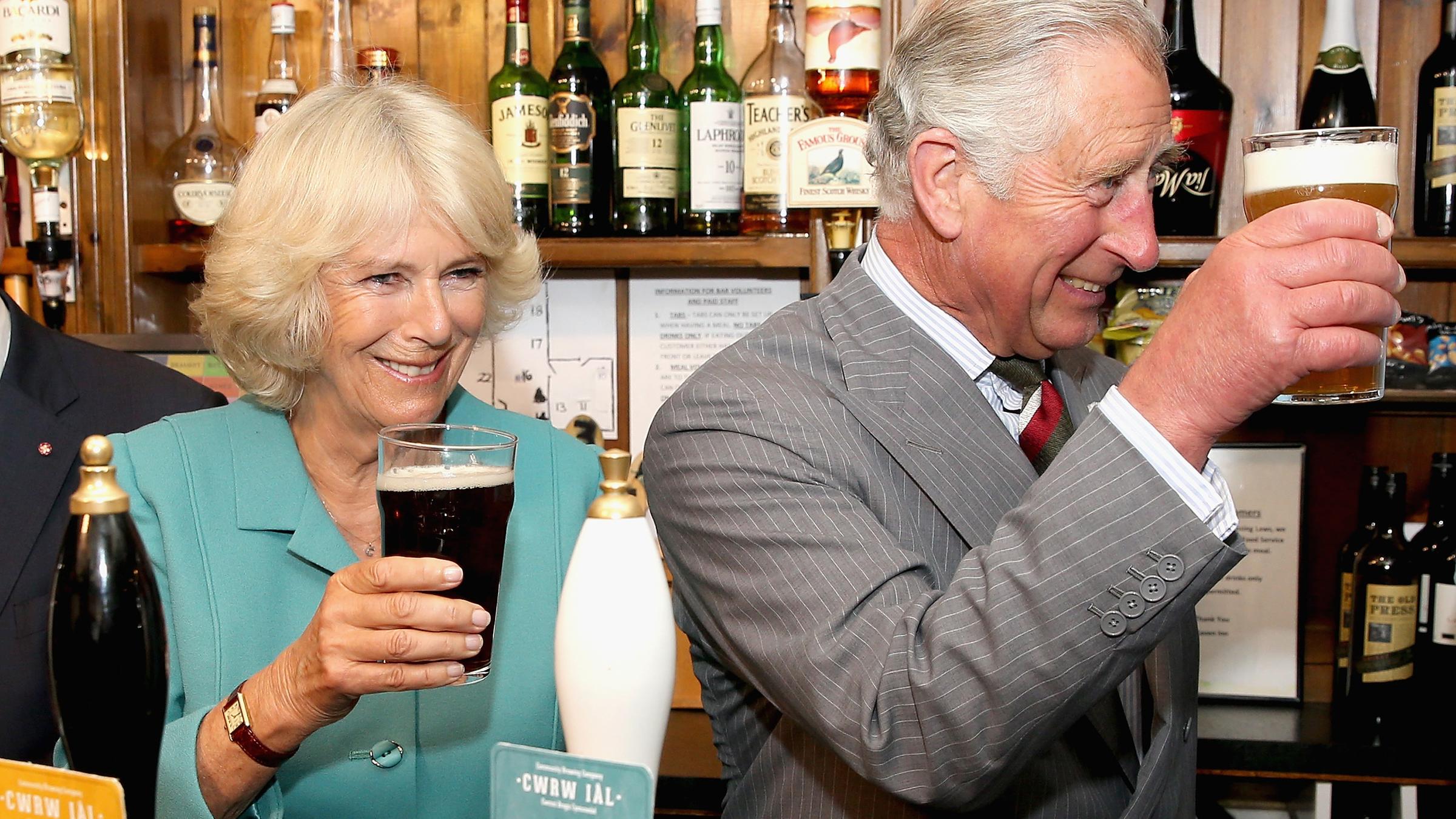 Camilla und Charles trinken ihr selbstgebrautes Bier in einem Pub.