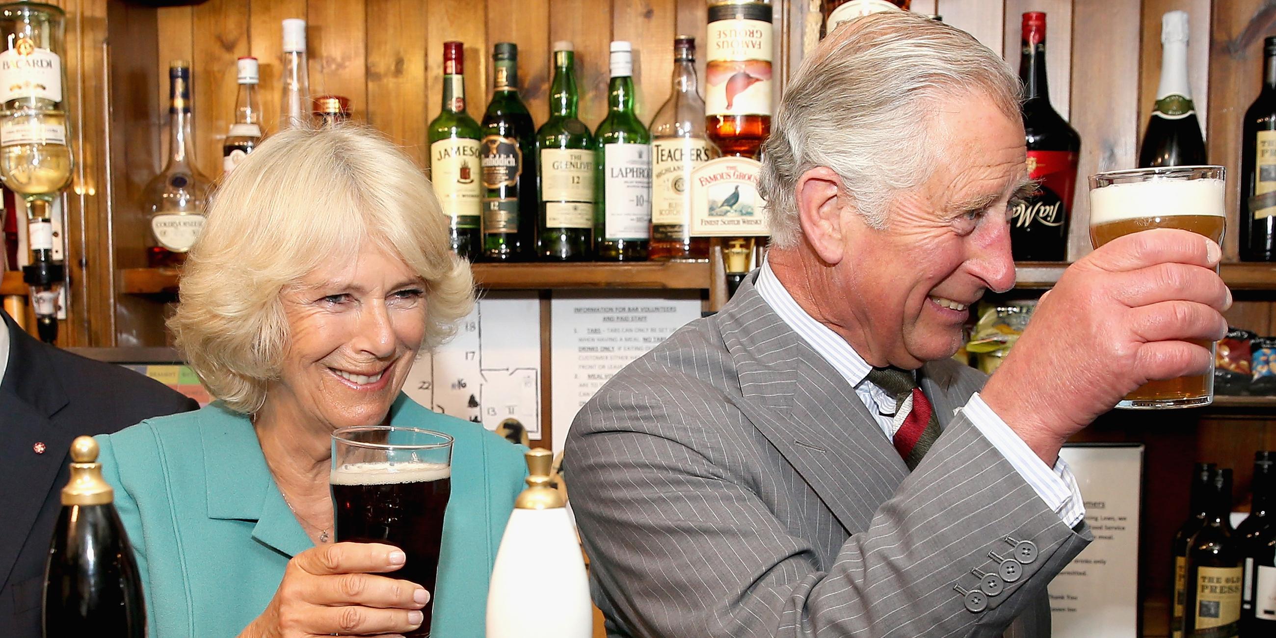 Camilla und Charles trinken ihr selbstgebrautes Bier in einem Pub.