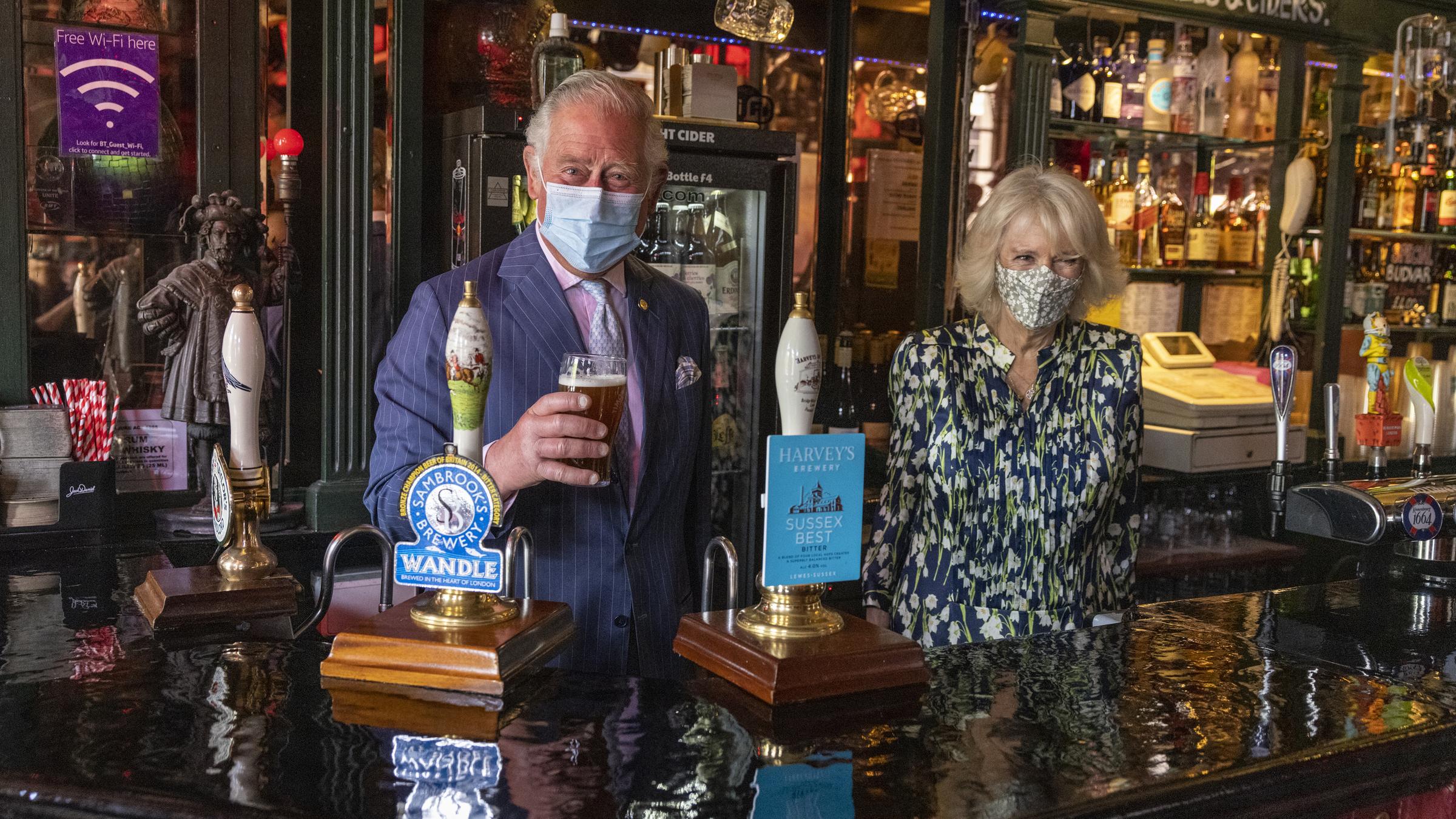 Grossbritannien, Charles mit Frau Camilla in einer Kneipe - 2021