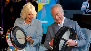 Charles und Camilla trommeln in Belfast