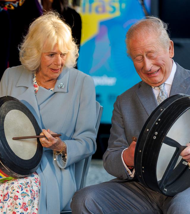 Charles und Camilla trommeln in Belfast
