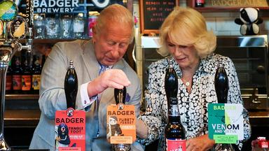Charles und Camilla zapfen Bier