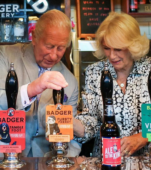 Charles und Camilla zapfen Bier