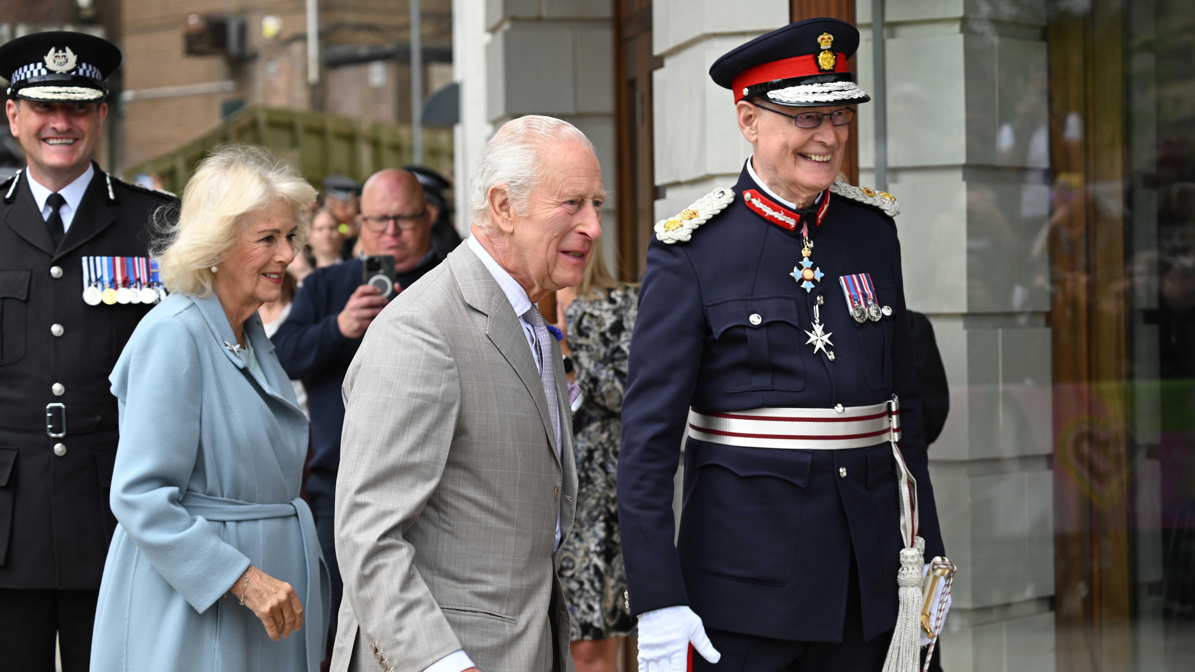 Charles und Camilla bezaubert von Magier