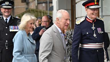 Charles und Camilla bezaubert von Magier