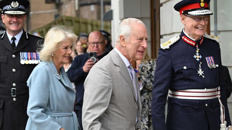 Charles und Camilla bezaubert von Magier