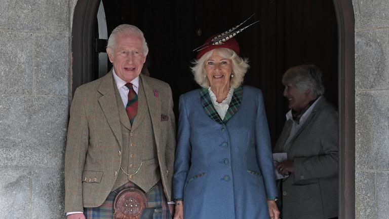Britisches Königspaar: Charles III. und Camilla beim Sonntags-Gottesdienst in Schottland zum 20. Hochzeitstag