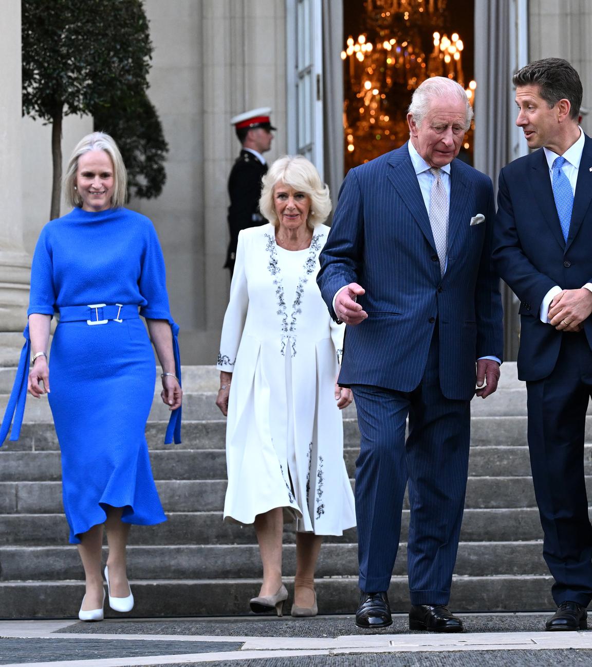 König Charles III. und Königin Camilla von Großbritannien treffen zusammen mit dem britischen Botschafter in den USA, Christian Turner, und seiner Frau Claire Turner zu einer Gartenparty in der britischen Botschaft ein.