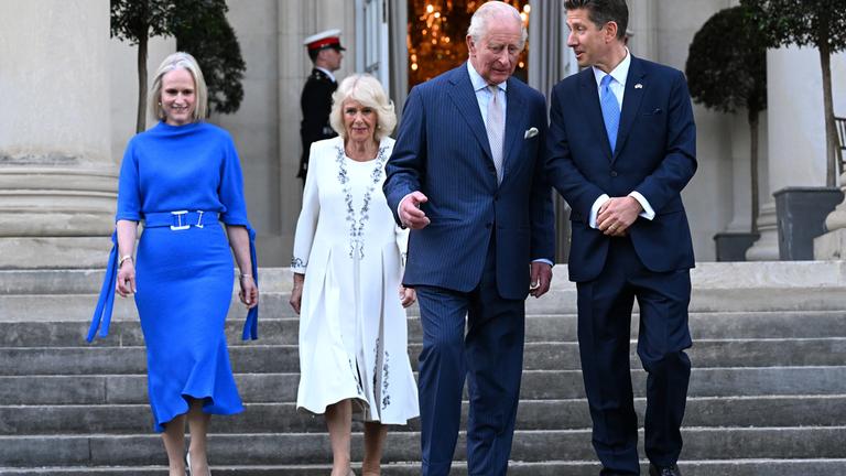 König Charles III. und Königin Camilla von Großbritannien treffen zusammen mit dem britischen Botschafter in den USA, Christian Turner, und seiner Frau Claire Turner zu einer Gartenparty in der britischen Botschaft ein.