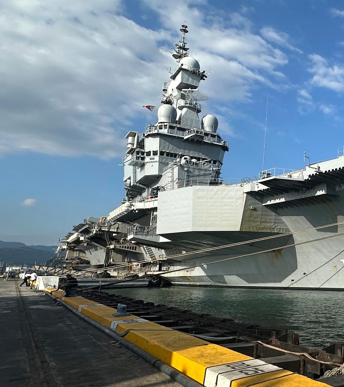 Der französische Flugzeugträger Charles de Gaulle legt am Sonntag, 23. Februar 2025, im Hafen von Subic Bay an, einem ehemaligen US-Marinestützpunkt nordwestlich von Manila, Philippinen.