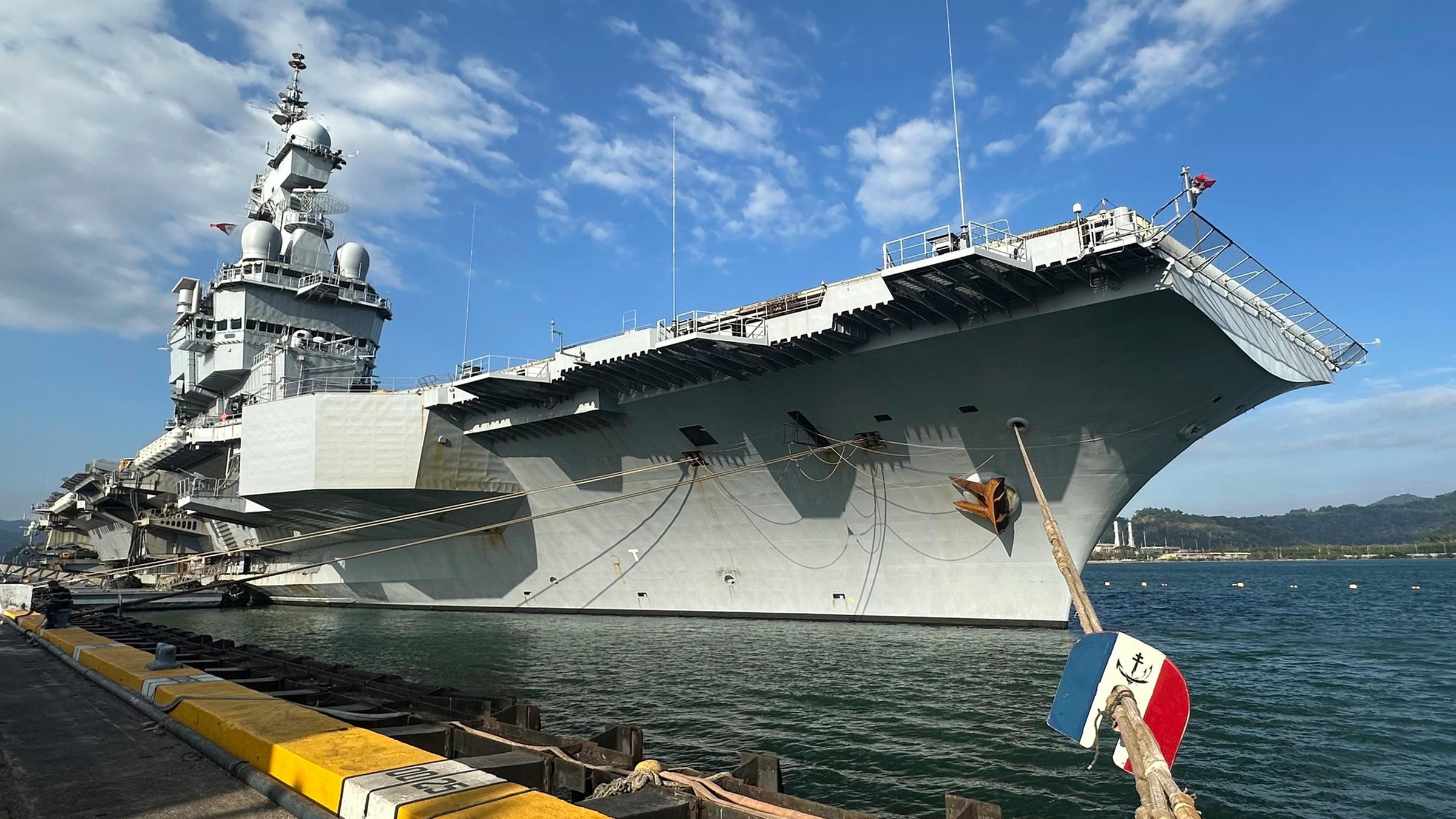 Der französische Flugzeugträger Charles de Gaulle legt am Sonntag, 23. Februar 2025, im Hafen von Subic Bay an, einem ehemaligen US-Marinestützpunkt nordwestlich von Manila, Philippinen.