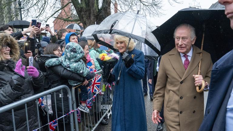 König Charles ignoriert Fragen 