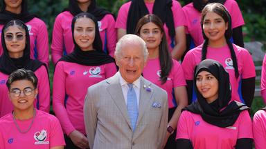 Charles und afghanisches Frauen-Cricket-Team