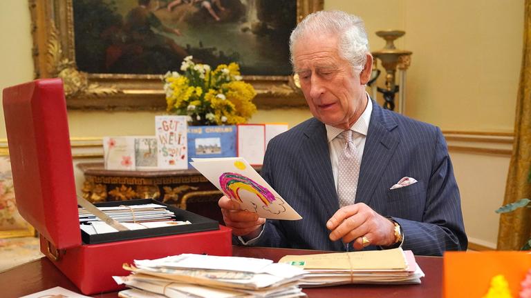König Charles III. liest Karten mit Genesungswünschen