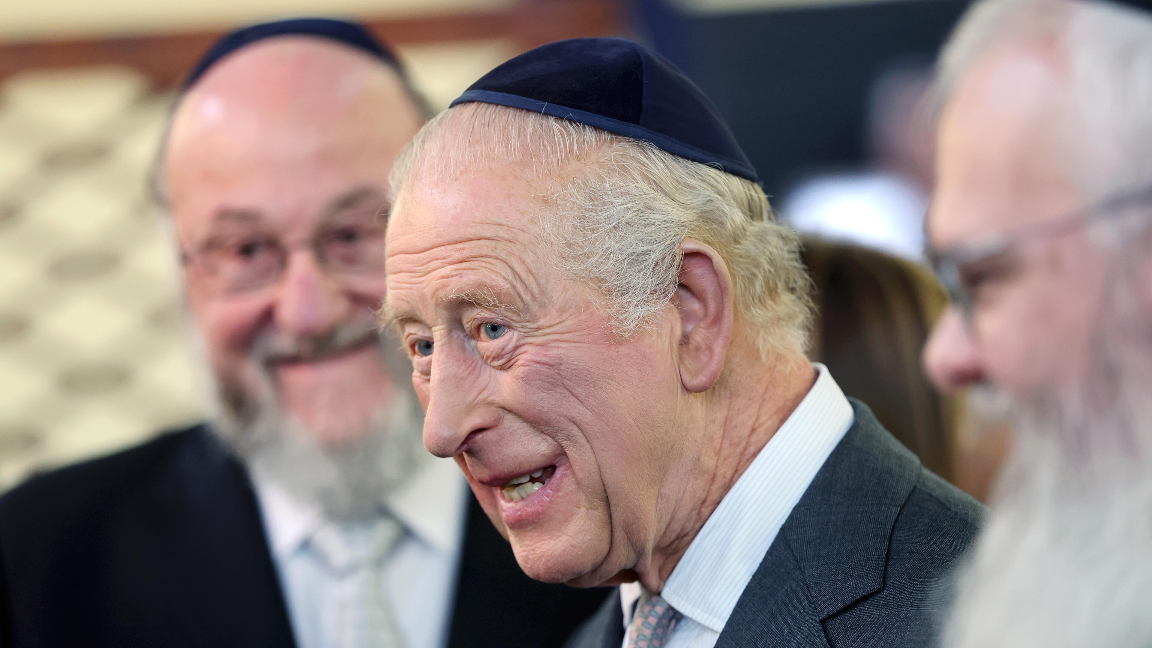 König Charles besucht Synagoge in Manchester