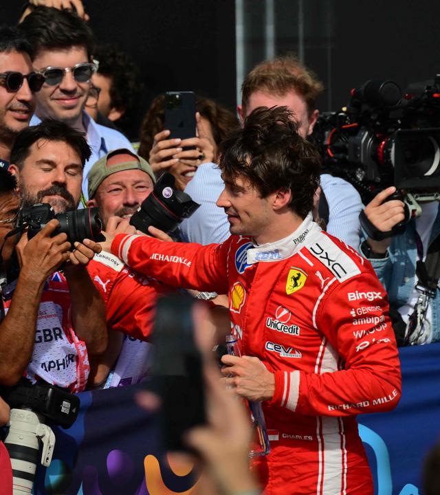 Charles Leclerc jubelt nach seinem Sieg in Silverstone am 5. Juli 2026. 