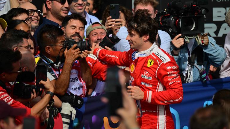 Charles Leclerc jubelt nach seinem Sieg in Silverstone am 5. Juli 2026. 