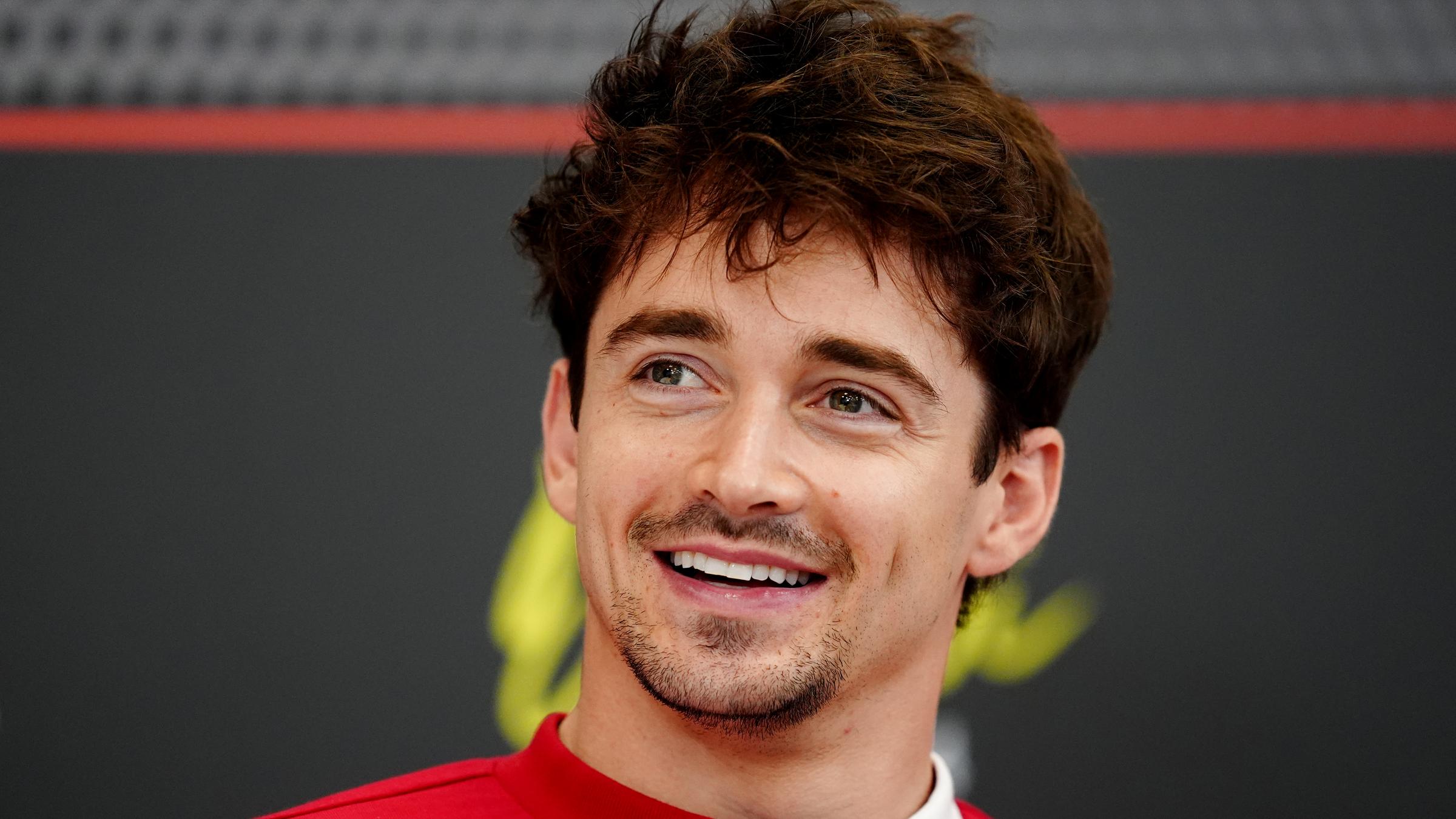 Charles Leclerc lachend vor dem GP von Abu Dhabi 2025