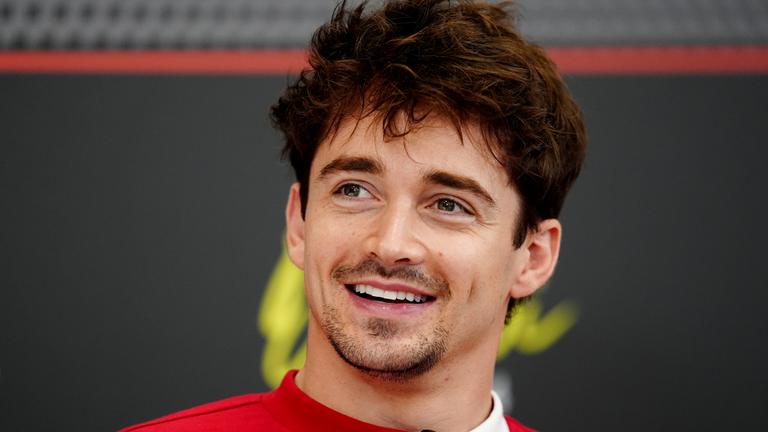 Charles Leclerc lachend vor dem GP von Abu Dhabi 2025