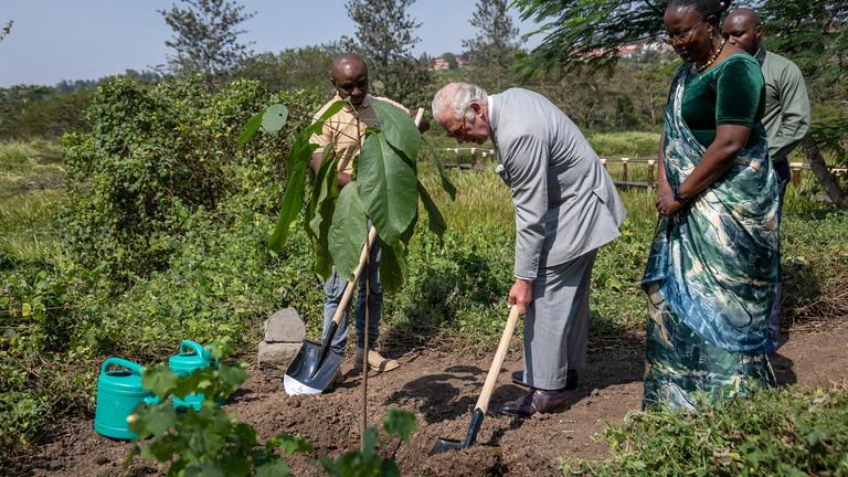 Charles pflanzt einen Baum in Ruanda mit Umweltministerin Jeanne d'Arc Mujawamariya (r.)