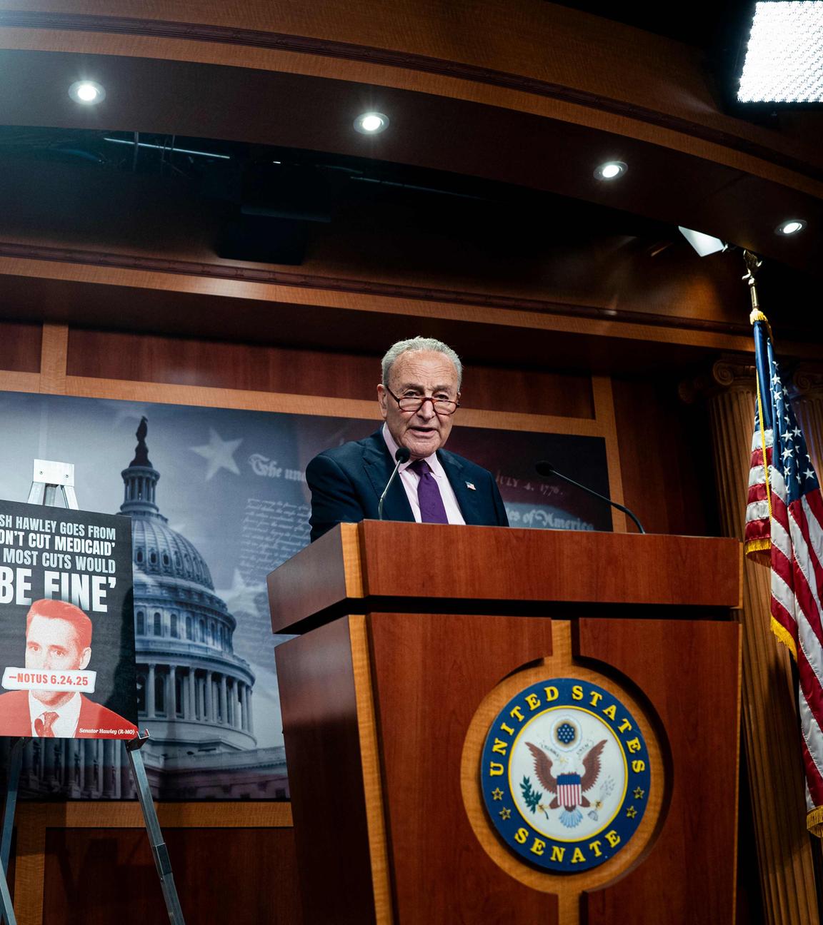 Der demokratische Fraktionsführer Charles Schumer spricht sich im US-Kapitol gegen das neue Steuergesetz aus