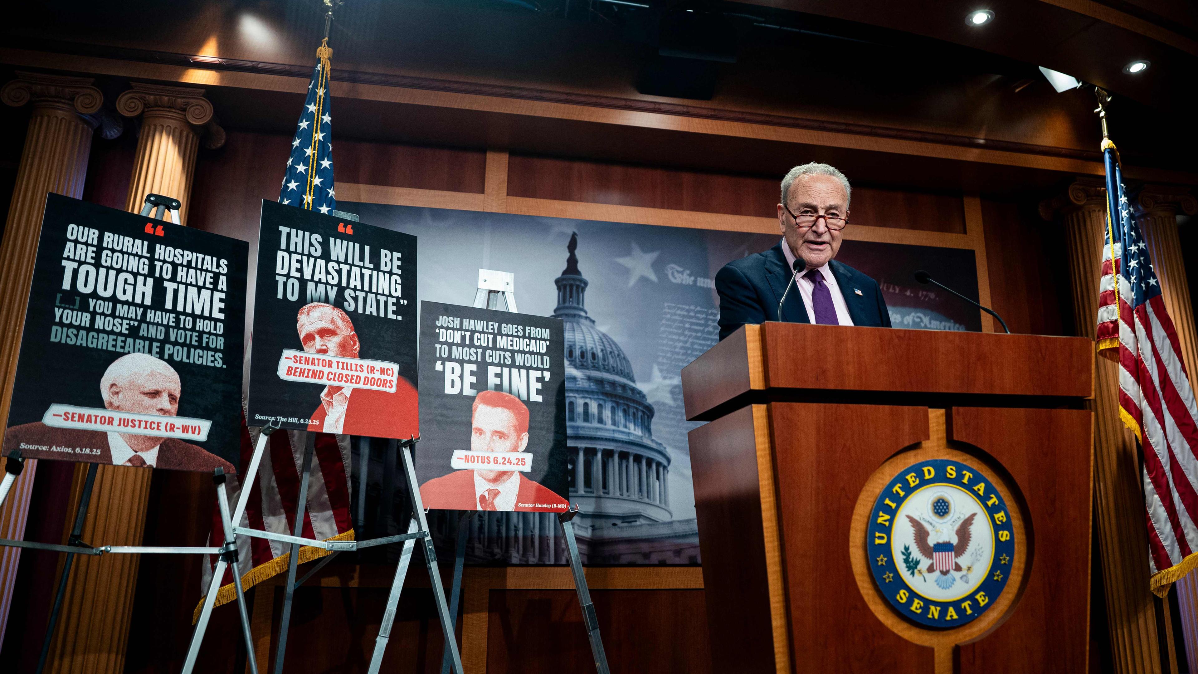 Der demokratische Fraktionsführer Charles Schumer spricht sich im US-Kapitol gegen das neue Steuergesetz aus