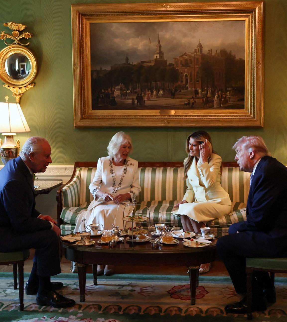US-Präsident Donald Trump und First Lady Melania empfangen König Charles III. und Königin Camilla im Green Room des Weißen Hauses in Washington.