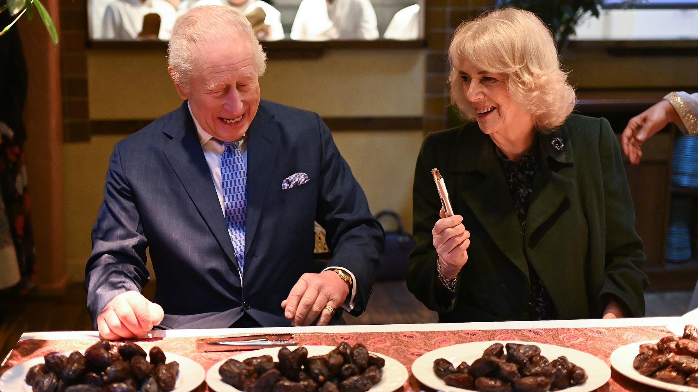  Charles und Camilla treffen die muslimischen Frauen, die in London das Restaurant Darjeeling Express betreiben