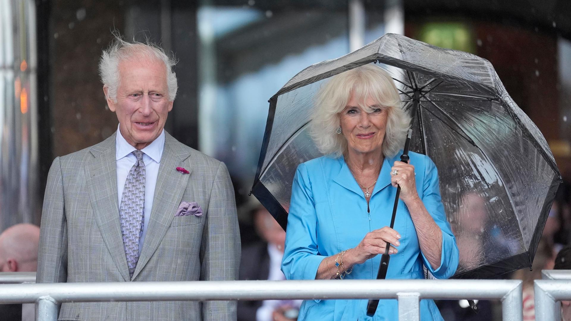 König Charles und Camilla bei schlechtem Wetter zu Besuch auf der Insel Jersey
