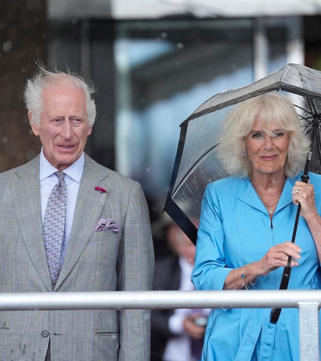 König Charles und Camilla bei schlechtem Wetter zu Besuch auf der Insel Jersey