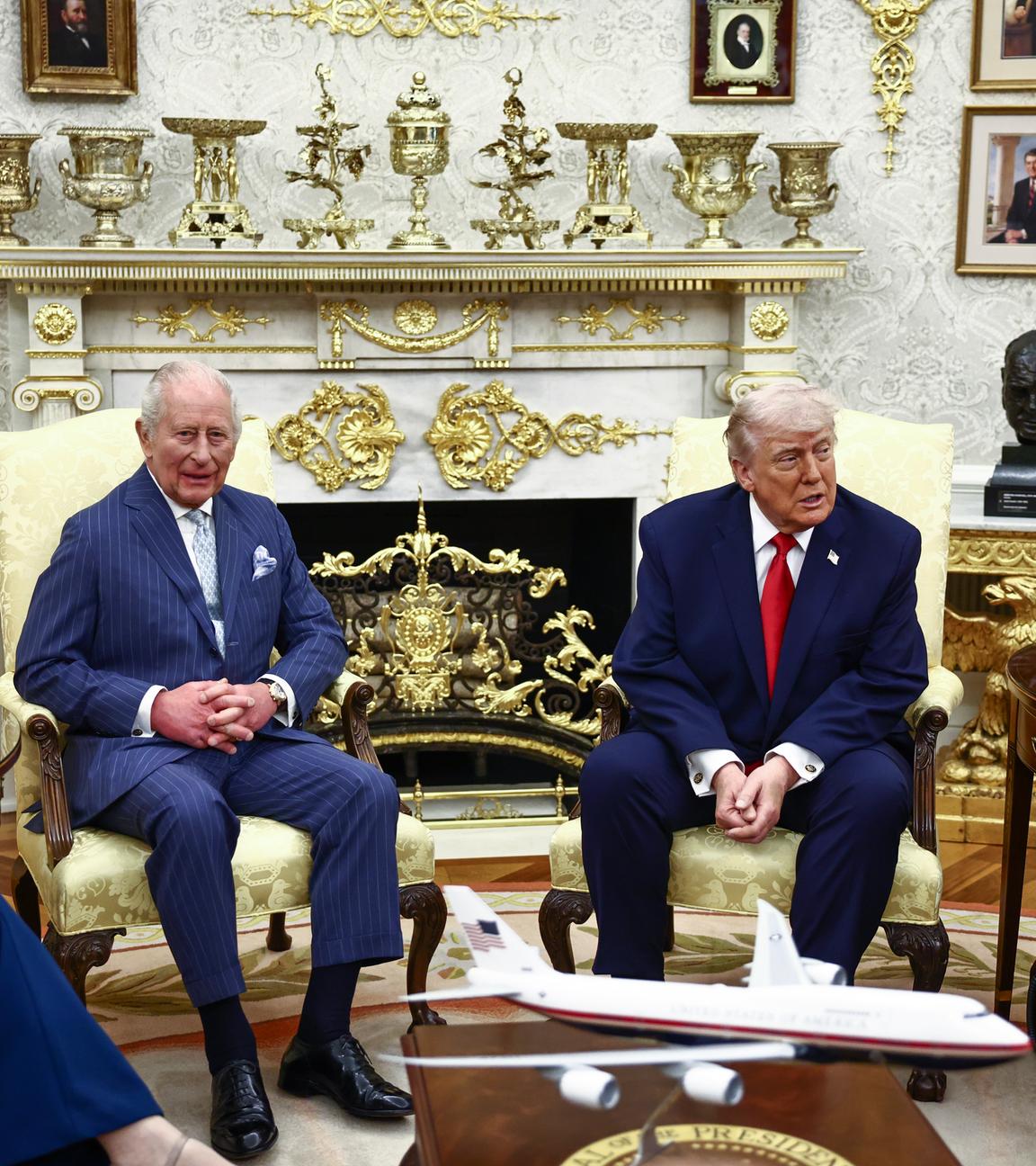 28.04.2026, USA, Washington Dc: King Charles III and US President Donald Trump during a bilateral meeting in the Oval Office of the White House, Washington DC, on day two of the state visit to the US.