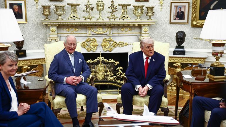 28.04.2026, USA, Washington Dc: King Charles III and US President Donald Trump during a bilateral meeting in the Oval Office of the White House, Washington DC, on day two of the state visit to the US.