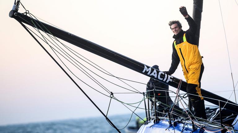 Der französische Skipper Charlie Dalin feiert an Bord seines Imoca 60-Einrümpfers „Macif“, nachdem er vor der Küste von Les Sables-d'Olonne die Ziellinie der 10. Ausgabe des Einrümpfer-Segelrennens „Vendee Globe rund um die Welt“ überquert hat