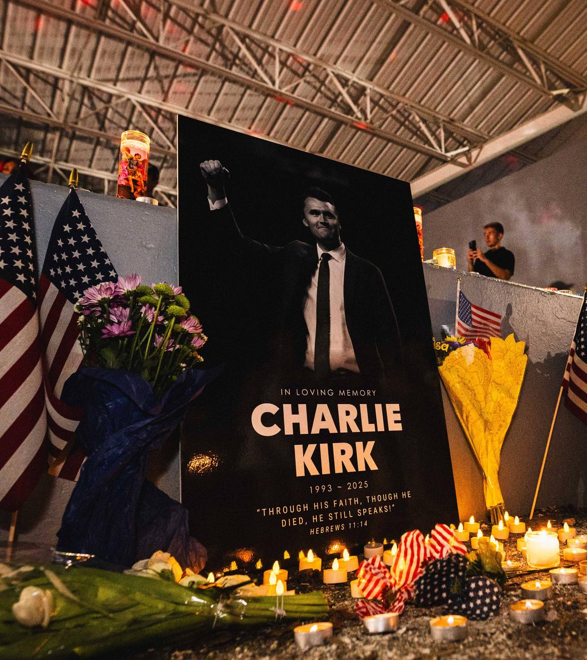Eine Frau stellt eine Kerze nieder vor einem Gedenkort für Charlie Kirk in Florida.